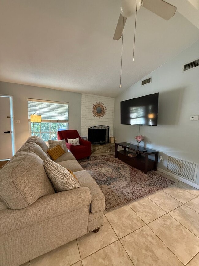 Building Photo - Single Family cottage