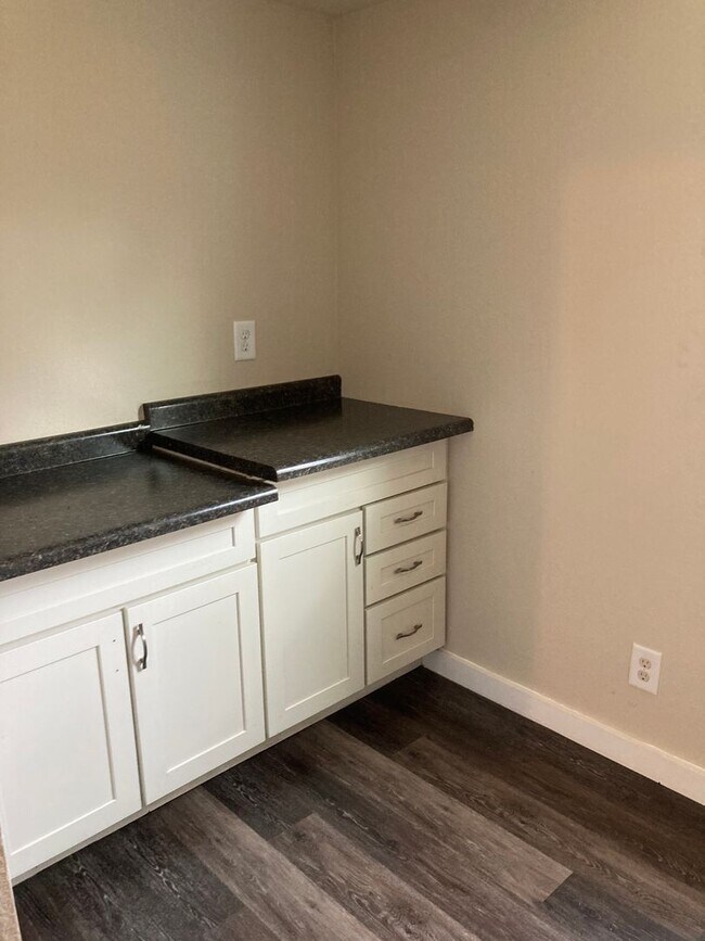 Building Photo - Spacious 3 Bedroom 1 Bath Home- Located on...