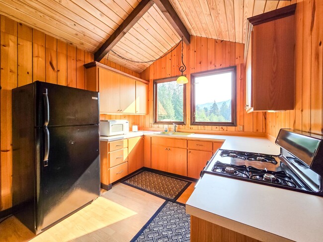 Building Photo - AVAILABLE NOW - Charming Countryside Studio
