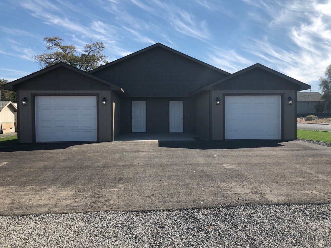 Foto principal - Large 2 Bedroom, 2 Bath Duplex
