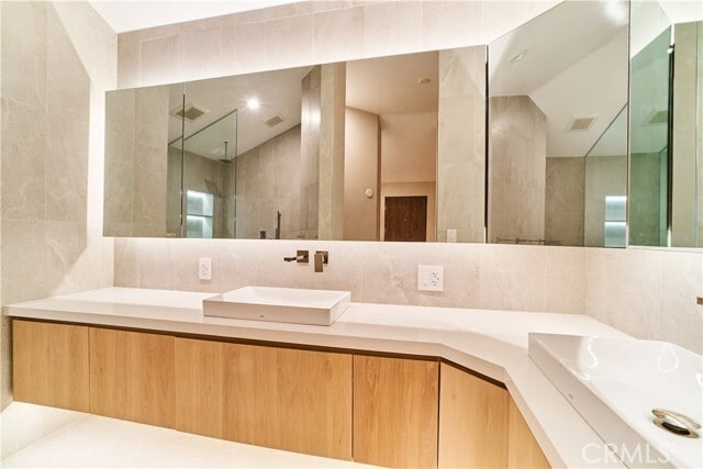 Foto del edificio - 1119 N Crestview Dr