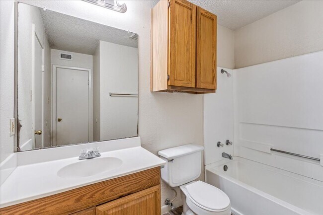 Foto del edificio - The Depot Apartment Homes *Upstairs*