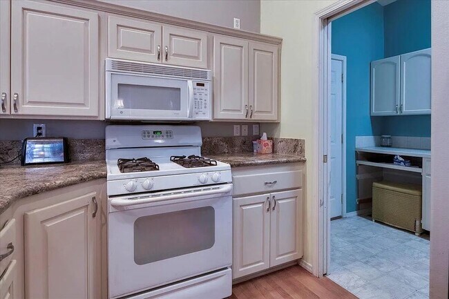 Building Photo - Sunny & Spacious 3BR/2BA Home with Fenced Yard