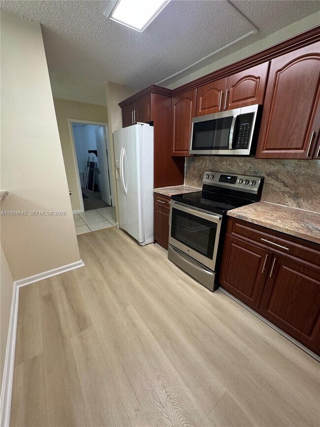 Foto del edificio - 14830 Naranja Lakes Blvd