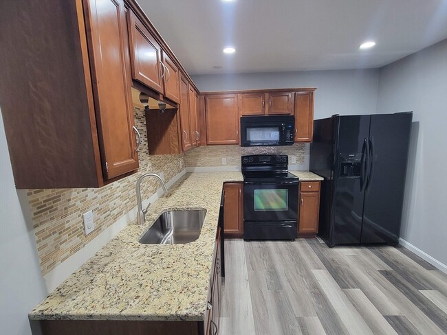 Foto del edificio - 70 Oak St Ext