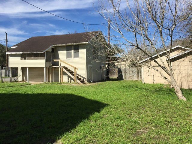 Building Photo - 630 W Yoakum Ave