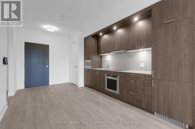 Building Photo - 259 The Kingsway