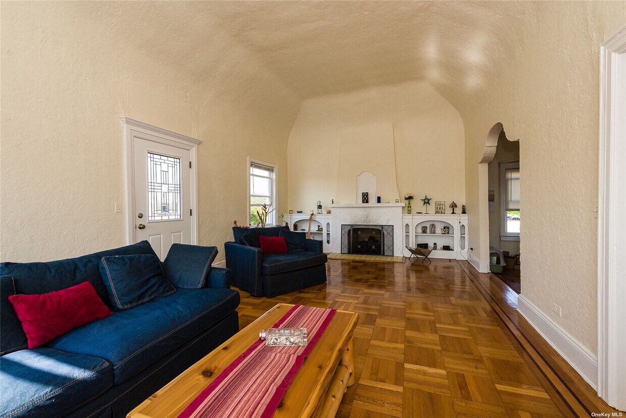 Primary Photo - 233 W Walnut St