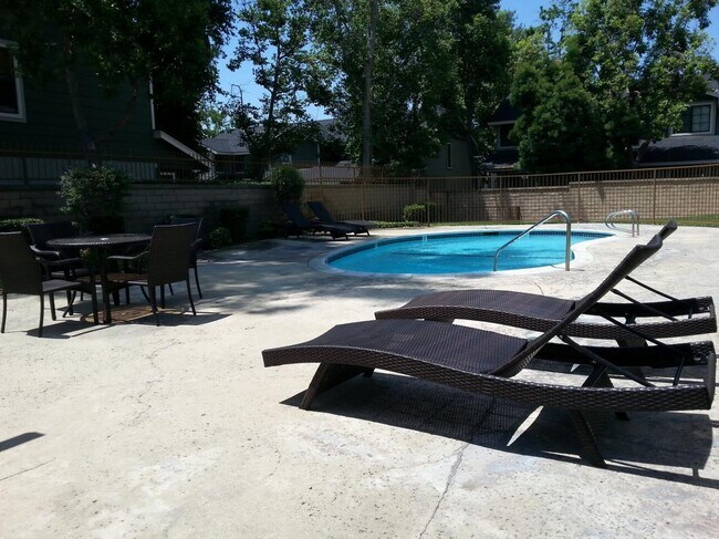 Building Photo - 8316 Vineyard Ave
