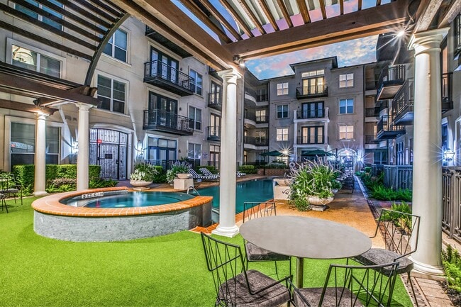 Building Photo - La Maison River Oaks