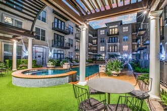 Building Photo - La Maison River Oaks