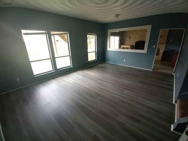 Building Photo - 3 bedroom, 2.5 bath single family home in ...