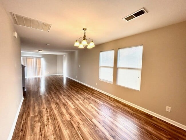 Foto del edificio - THREE BEDROOMS/TWO & HALF BATHROOMS SPACIOUS HOME - MADISON. MOVE IN SPECIAL!