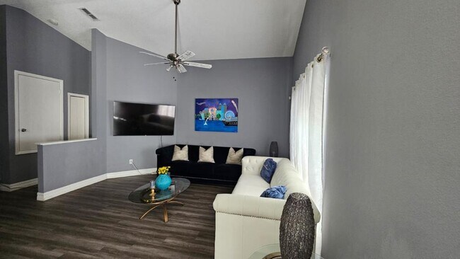 Photo - 510 Castlemain Cir House