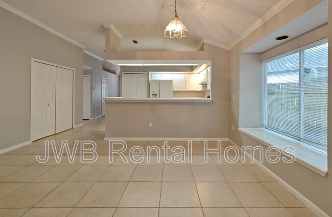 Foto del edificio - 1110 Radis Pl