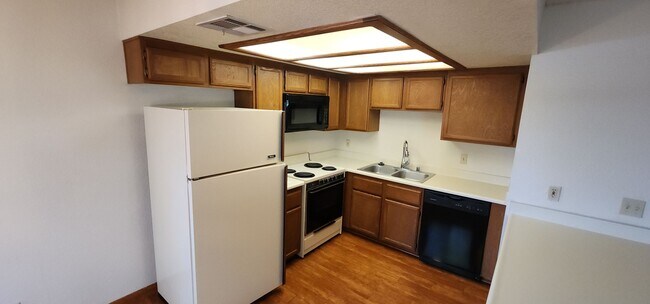 Foto del edificio - Gorgeous 2BED/2BATH Condo nestled in a Roc...