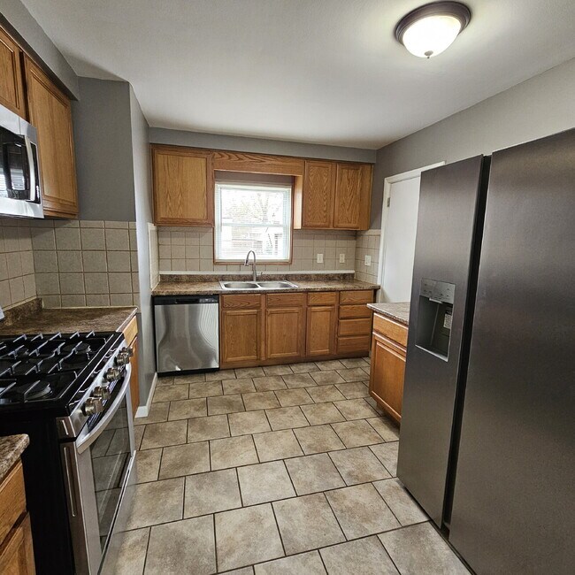 Foto del edificio - 3 Bedroom Updated Brick Ranch w/ 2 Car Attached Garage, Basement, Kitchen w/ All Stainless-Steel ...