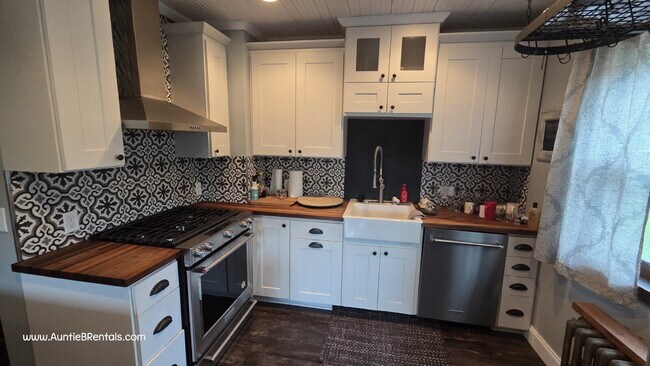 Building Photo - Beautiful 3bed 1 bath Duplex in Minneapoli...