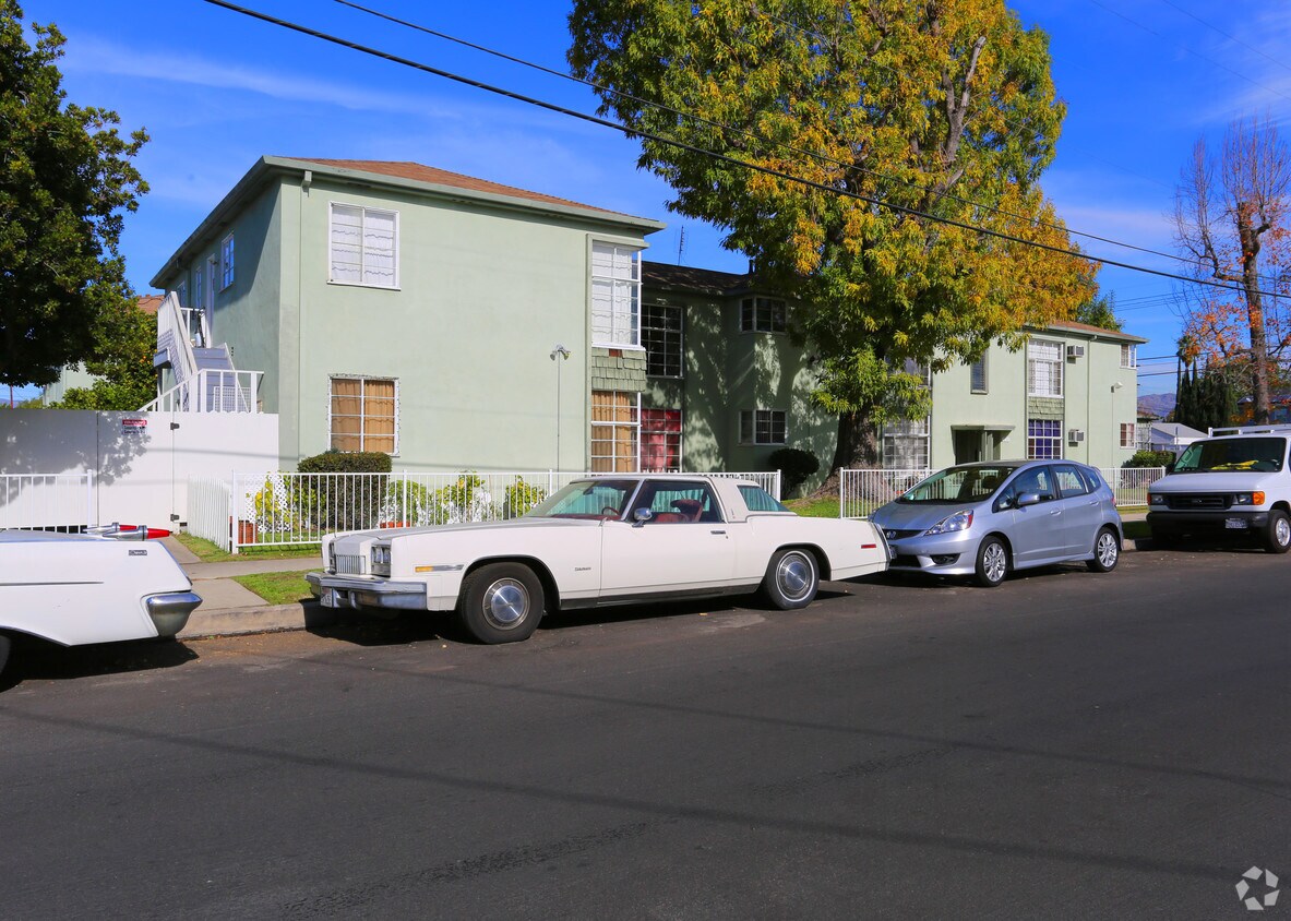 Foto del edificio - Whitsett Garden Apartments
