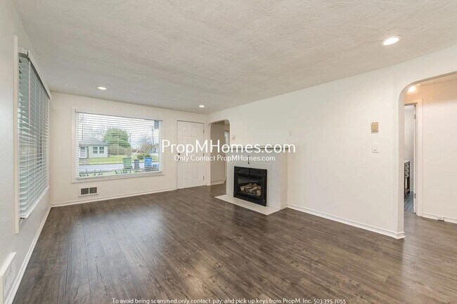 Building Photo - Updated Cozy 2 Bedroom Home in South Centr...