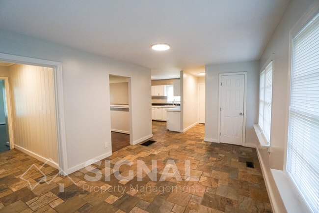 Building Photo - 1209 Lynn Acres Dr