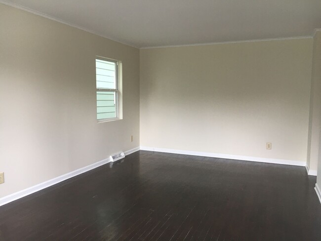 Building Photo - **3-BEDROOM CAPE COD w/ 1-CAR GARAGE IN BE...