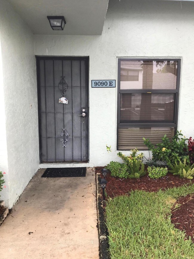 Building Photo - 9090 SW 21st Street E