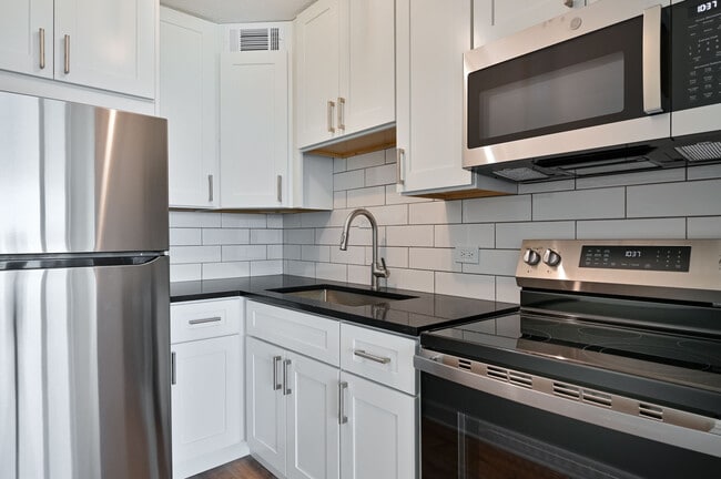 Building Photo - 2728 N Hampden Ct
