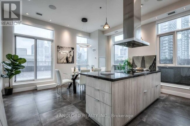 Building Photo - 318 Richmond St W