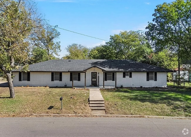 Building Photo - 3000 Old Robinson Rd