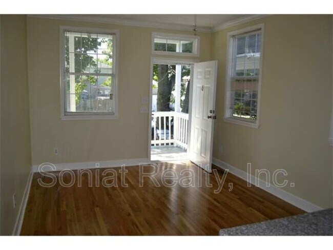 Building Photo - 511 S Solomon St