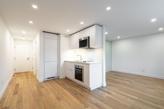 Building Photo - 800 Richmond St W