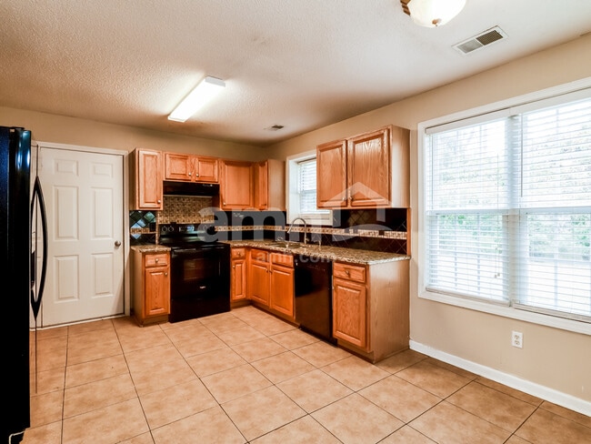 Building Photo - 120 Lake Linden Dr