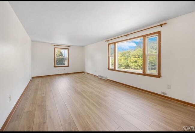 Foto del edificio - 5696 Caughdenoy Rd