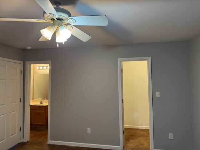 Building Photo - 411 Bruce St