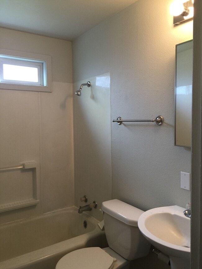 Building Photo - Tidy 2 bedroom 1 bath home with all applia...