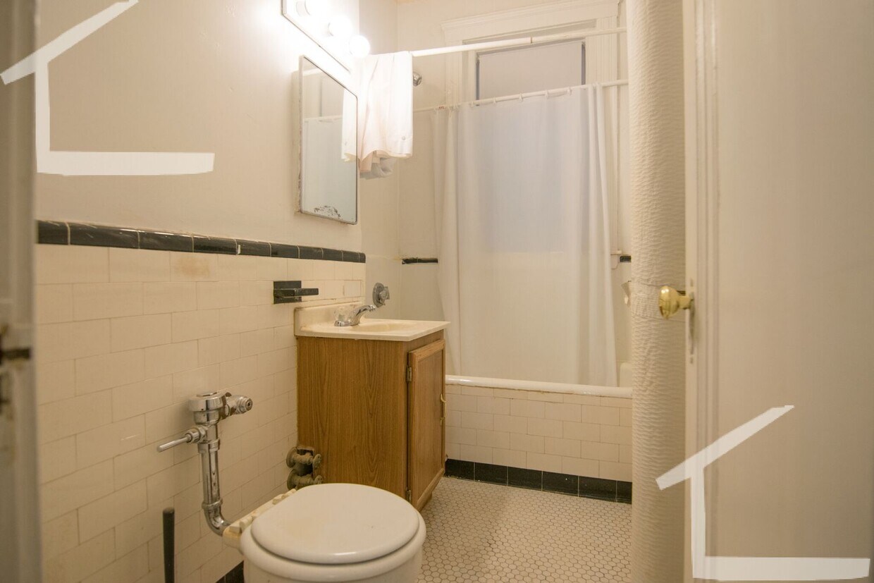 Building Photo - NO FEE! Available 9/1 Sunny 1bed split in ...