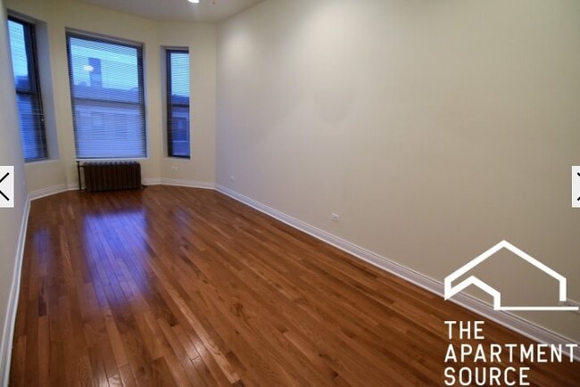 Building Photo - 904 W Belmont Ave