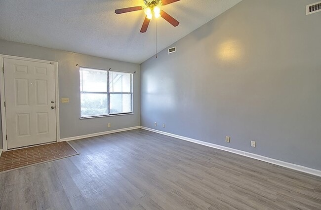 Building Photo - 910 Brett Dr