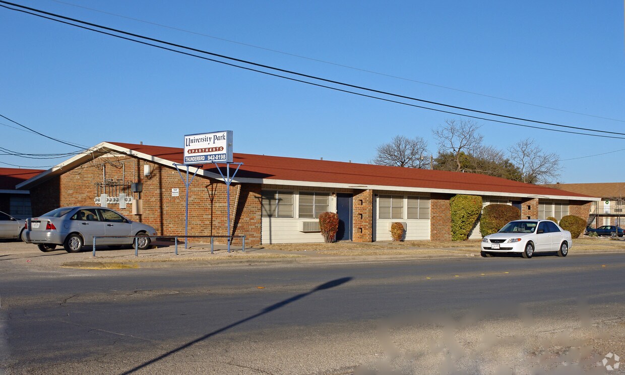 Primary Photo - Thunderbird Apartments
