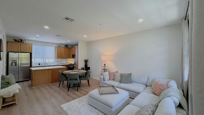 Foto del edificio - Beautiful Tri-Level 3BD/2BA Townhome in Greystone at Eastlake – Eastlake Chula Vista