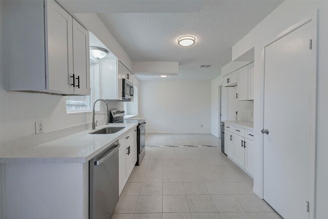 Foto del edificio - 6011 Coachgate Dr