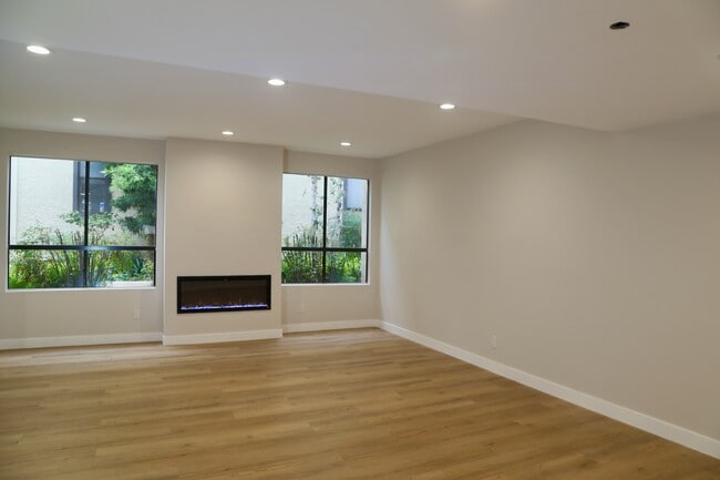 Building Photo - 407 W Duarte Rd