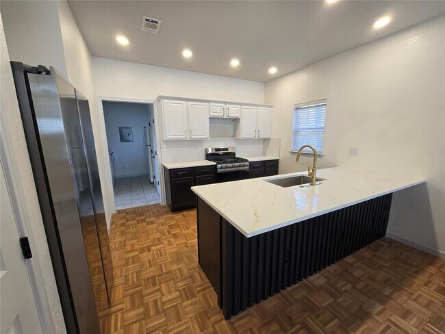 Foto del edificio - 2108 E 14th St