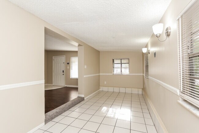 Building Photo - 10337 Westmar Rd