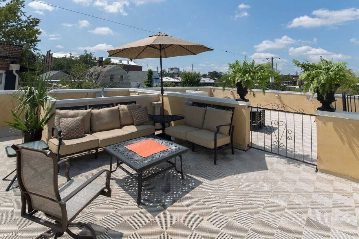 Foto principal - 2 br, 2.5 bath House - 525 E Broughton St