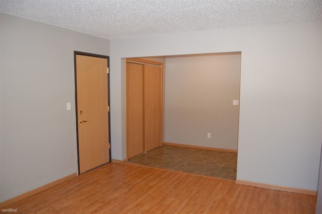 Building Photo - 4 br, 2 bath  - 902 N Dodge St Apt C1-C2
