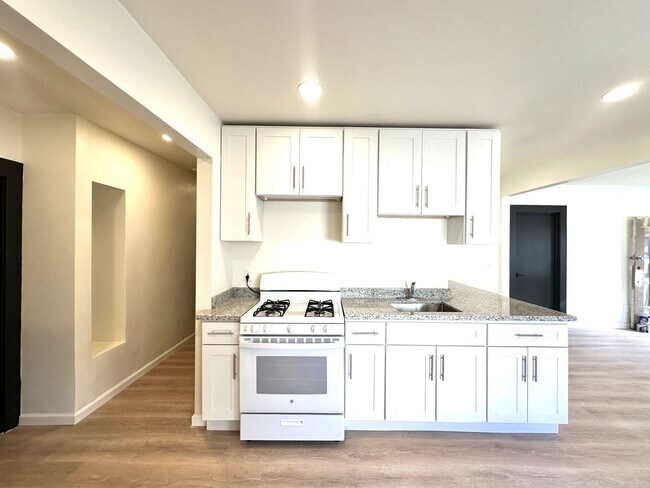 Foto del edificio - 5 Bed/2 Full Baths W/Washer&Dryer Hook Ups!