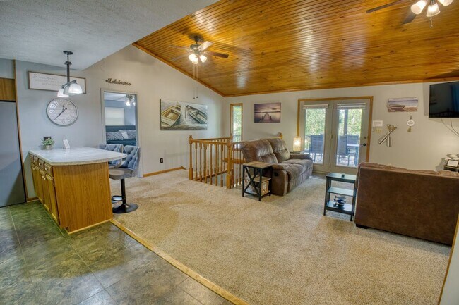 Foto del edificio - Monthly Waterfront Cabin with Slip