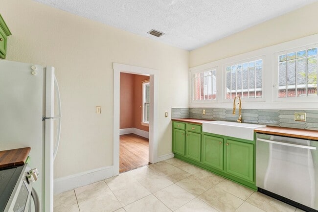 Foto del edificio - 4531 Attleboro St